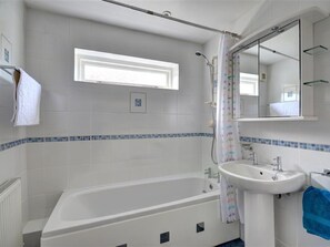 Combined shower/bathtub, towels - Charming Holiday Home in St. Ives With Bathtub, Garden, and Private Parking (St Ives)