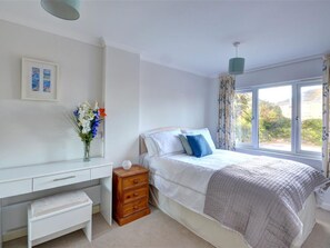 1 bedroom, individually furnished, bed sheets - Charming Holiday Home in St. Ives With Bathtub, Garden, and Private Parking (St Ives)