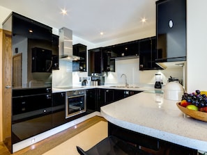 Apartment | Private kitchen | Fridge, microwave, oven - Luxurious Apartment in Par With Beach Nearby (Par)