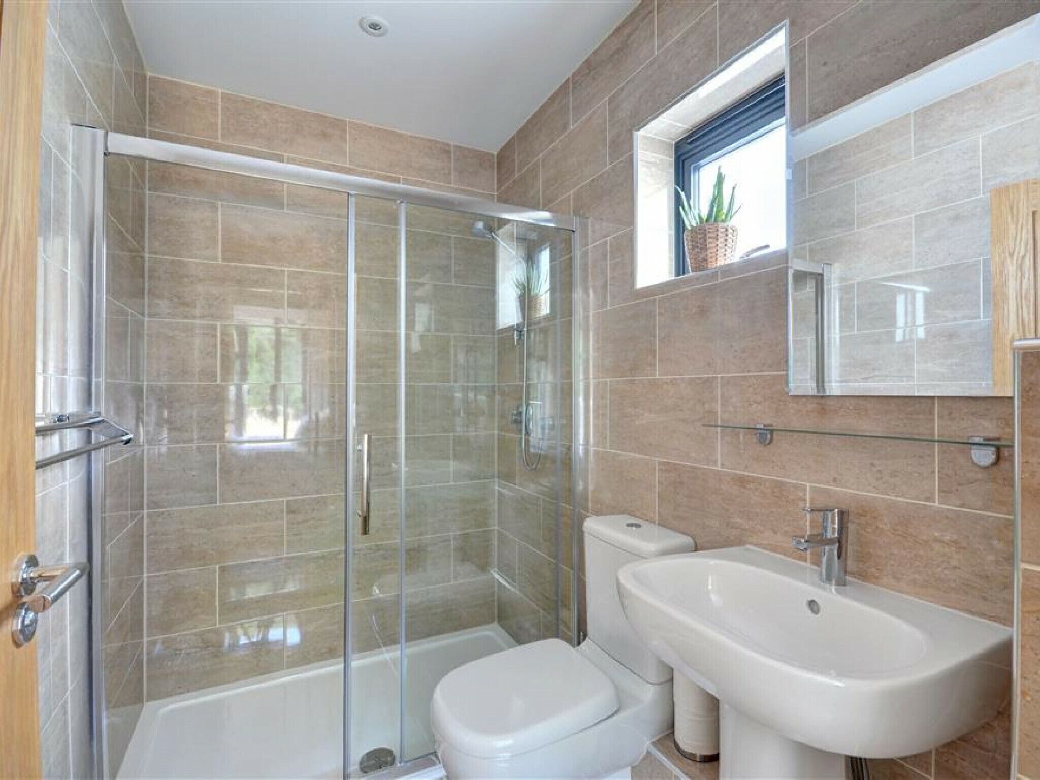 Apartment | Bathroom | Combined shower/bathtub, towels