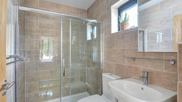 Apartment | Bathroom | Combined shower/bathtub, towels