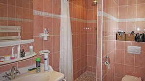 Bathtub - Luxurious Villa in Fréjus With Private Swimming Pool (Frejus)