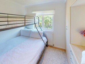 2 bedrooms, individually furnished, bed sheets - Spacious Holiday Home in Saint Merryn With Garden (Padstow)