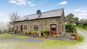 House | Exterior - Alluring Holiday Home in Llandovery With Garden (Llandovery)