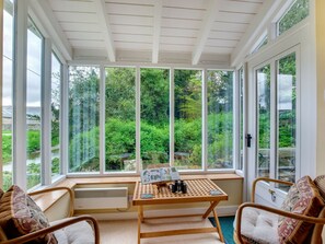 DVD player - Holiday Home in old Schoolhouse From 1700, set in Wonderful Gardens (Penrith)