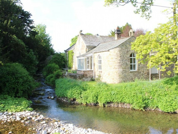 Exterior - Holiday Home in old Schoolhouse From 1700, set in Wonderful Gardens (Penrith)