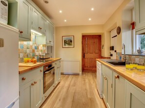 Fridge, microwave, oven, dishwasher - Holiday Home in old Schoolhouse From 1700, set in Wonderful Gardens (Penrith)