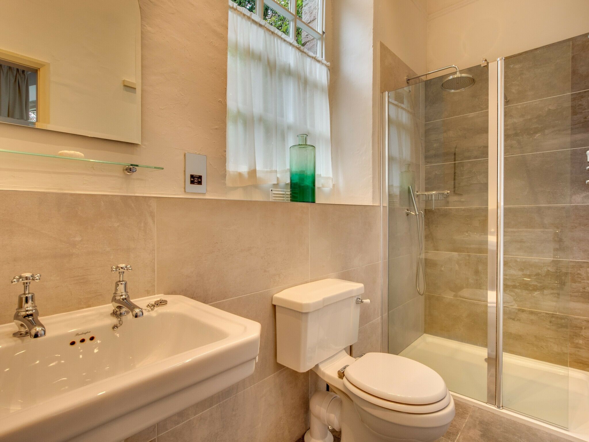 Combined shower/bathtub, towels