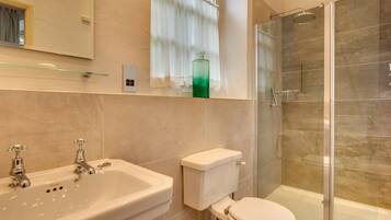 Combined shower/bathtub, towels