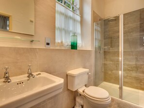 Combined shower/tub, towels - Holiday Home in old Schoolhouse From 1700, set in Wonderful Gardens (Penrith)