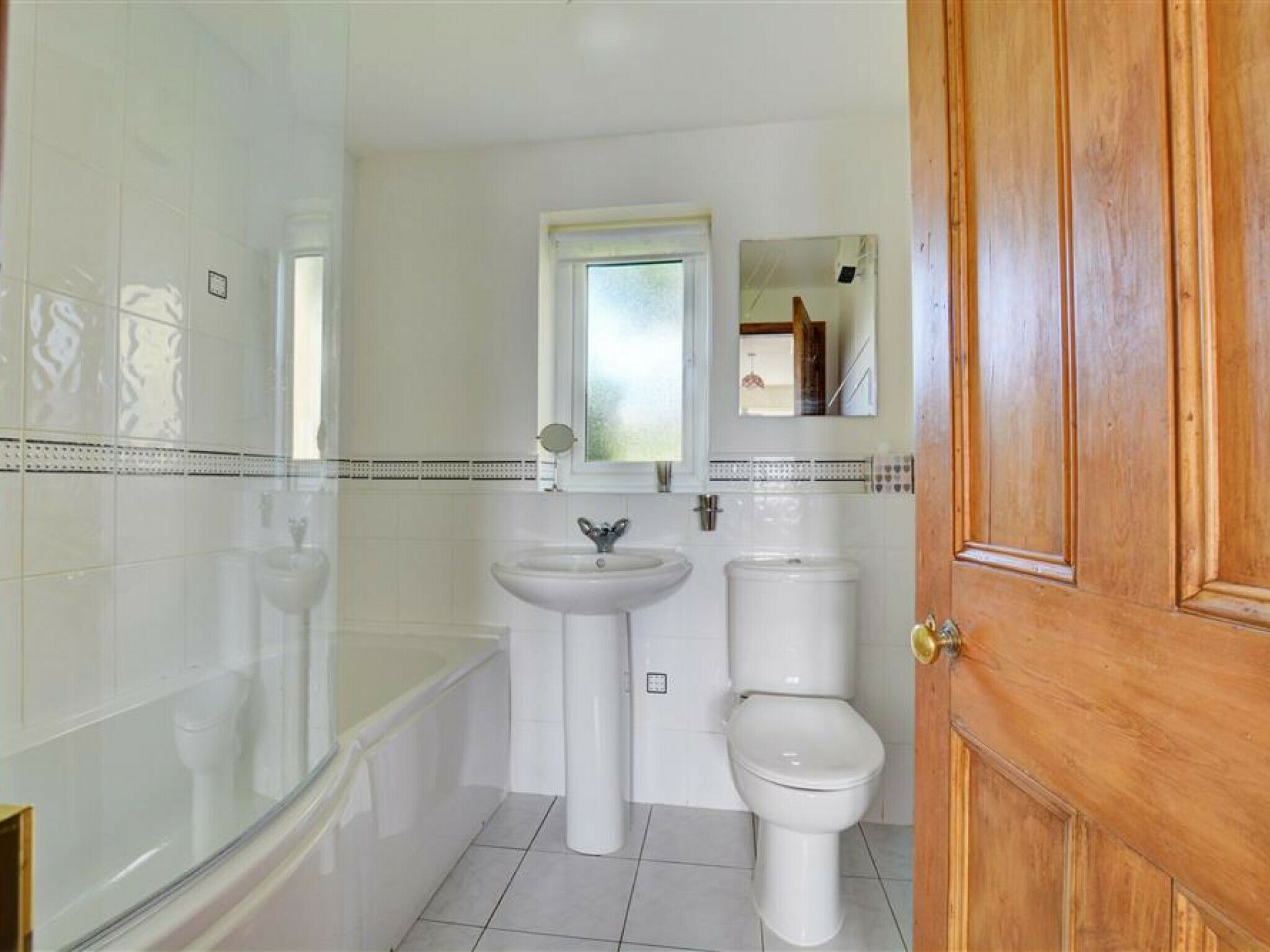 Combined shower/bathtub, towels