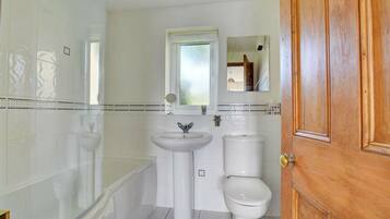 Combined shower/bathtub, towels