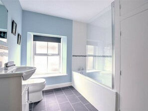 Combined shower/tub, towels - Fully Equipped, Tasteful Holiday Home in the Town Centre (Skipton)