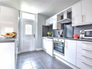 Fridge, oven, toaster - Fully Equipped, Tasteful Holiday Home in the Town Centre (Skipton)