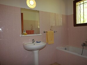 Kombinasi shower/bathtub dan handuk