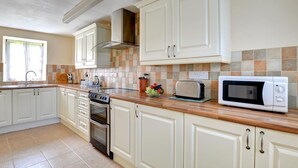 Fridge, microwave, dishwasher - Rustic Holiday Home in North Tamerton With Garden (Holsworthy)