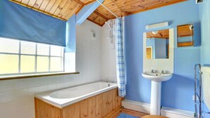 Combined shower/bathtub, towels - Rustic Holiday Home in North Tamerton With Garden (Holsworthy)