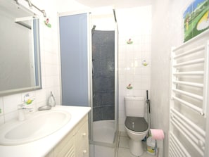 Bathtub, towels - Luxurious Villa in Les Issambres With Private Pool (Roquebrune-sur-Argens)