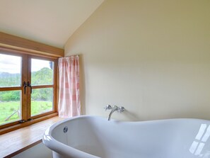 Shower, towels - Spacious Holiday Home in Ganllwyd near River (Dolgellau)