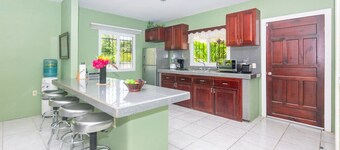 Comfort – Modern Spacious 2BDRMS Condo in West End