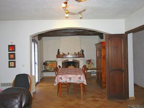 Dining - Well-maintained Provençal Holiday Home With Private Swimming Pool and Outdoor Kitchen (Roquebrune-sur-Argens)