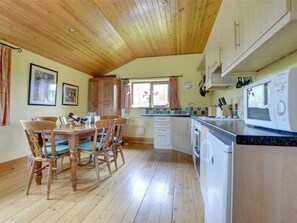 Microwave, oven, electric kettle, toaster - Comfortable Holiday Home in Rural Setting (Skipton)