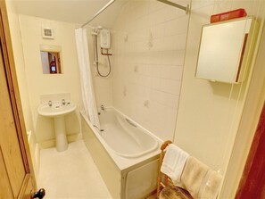 Combined shower/bathtub, towels - Elegant Home in Cropton Yorkshire With Garden (Pickering)