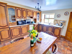Fridge, microwave, oven, stovetop - Elegant Home in Cropton Yorkshire With Garden (Pickering)