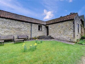 Property grounds - Elegant Home in Cropton Yorkshire With Garden (Pickering)