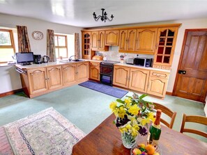 Fridge, microwave, oven, dishwasher - Spacious Holiday Home in Cropton Yorkshire With Garden (Pickering)