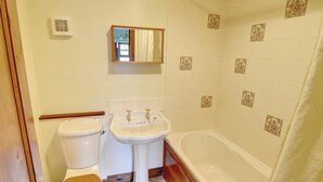 Combined shower/bathtub, towels - Spacious Holiday Home in Cropton Yorkshire With Garden (Pickering)