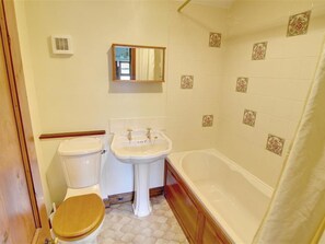 Combined shower/bathtub, towels - Spacious Holiday Home in Cropton Yorkshire With Garden (Pickering)