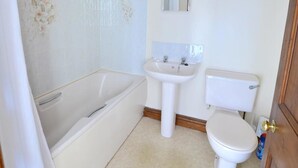 Combined shower/bathtub, towels - Inviting Home in Cropton Yorkshire With Garden (Pickering)