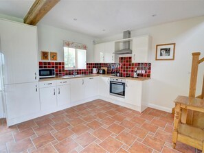 Fridge, microwave, oven, stovetop - Luxury Accommodations in Howardian Hills (York)