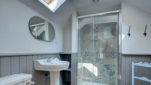 Bathroom - Holiday Home With Spacious Garden in North York Moors National Park (York)