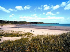 Beach - Modern Holiday Home in Begelly With Garden (Kilgetty)