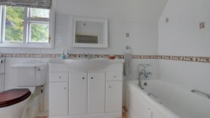 Combined shower/bathtub, towels - Modern Holiday Home in Hawkhurst Kent With Garden (Cranbrook)