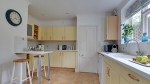 Coffee/tea maker, fridge, microwave, oven - Modern Holiday Home in Hawkhurst Kent With Garden (Cranbrook)