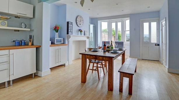 Fridge, microwave, oven, dishwasher - Quaint Holiday Home in Swanage Britain With Private Garden (Swanage)