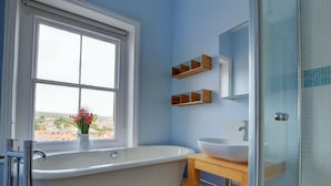 Bathtub, towels - Quaint Holiday Home in Swanage Britain With Private Garden (Swanage)