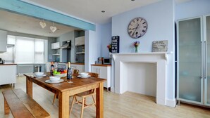 Dining - Quaint Holiday Home in Swanage Britain With Private Garden (Swanage)