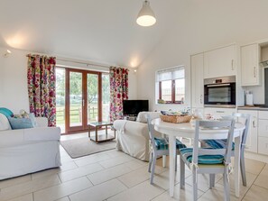 DVD player - Hexden Lea is set in a Picturesque Location With Lovely Views (Cranbrook)