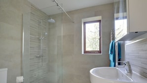 Unclassified image, 4 of 16, button - Hexden Lea is set in a Picturesque Location With Lovely Views (Cranbrook)