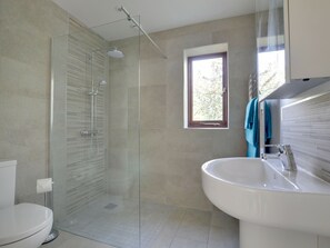 Shower, towels - Hexden Lea is set in a Picturesque Location With Lovely Views (Cranbrook)
