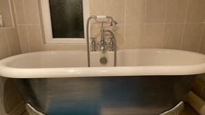 Huis | Badkamer | Een bad/douchecombinatie, handdoeken