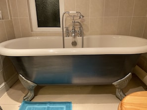 Bathroom - Cozy Holiday Home in Folkstone near Folkestone Harbour Arm (Folkestone)