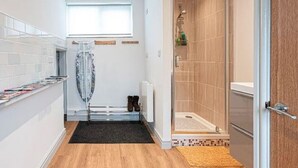 Bathroom - Comfortable Holiday Home in Snowdonia With Garden (Caernarfon)