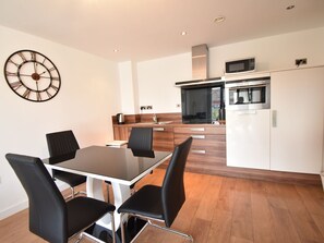 Apartment | Private kitchen - Contemporary Apartment in Sheffield near River (Sheffield)