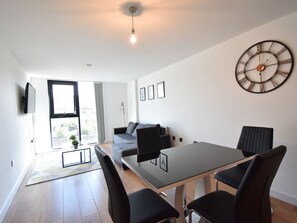 Living room - Contemporary Apartment in Sheffield near River (Sheffield)