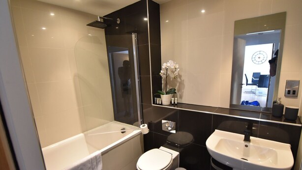Unclassified image, 1 of 10, button - Contemporary Apartment in Sheffield near River (Sheffield)